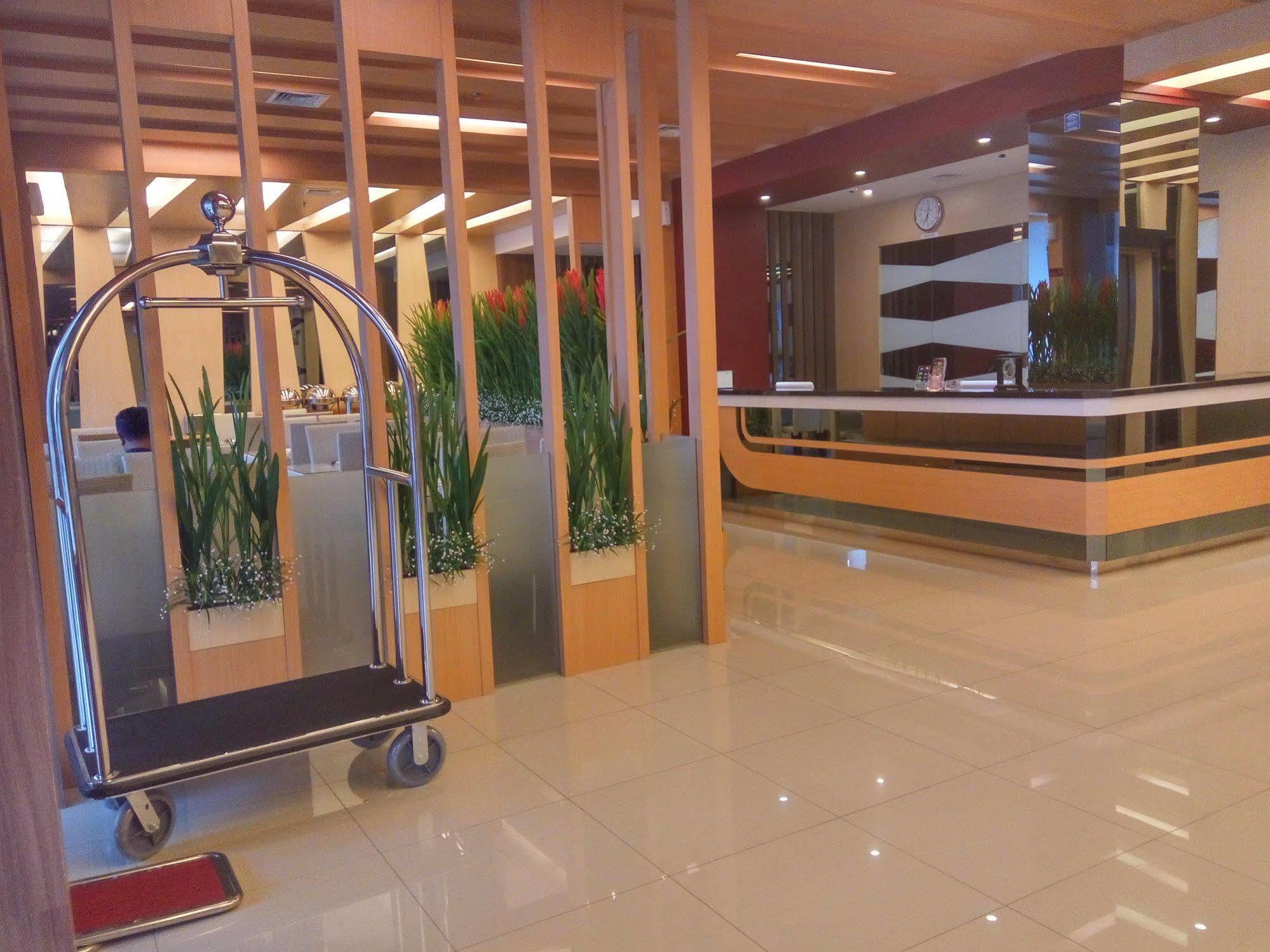 The L Hotel Entertainment Batam Exterior foto