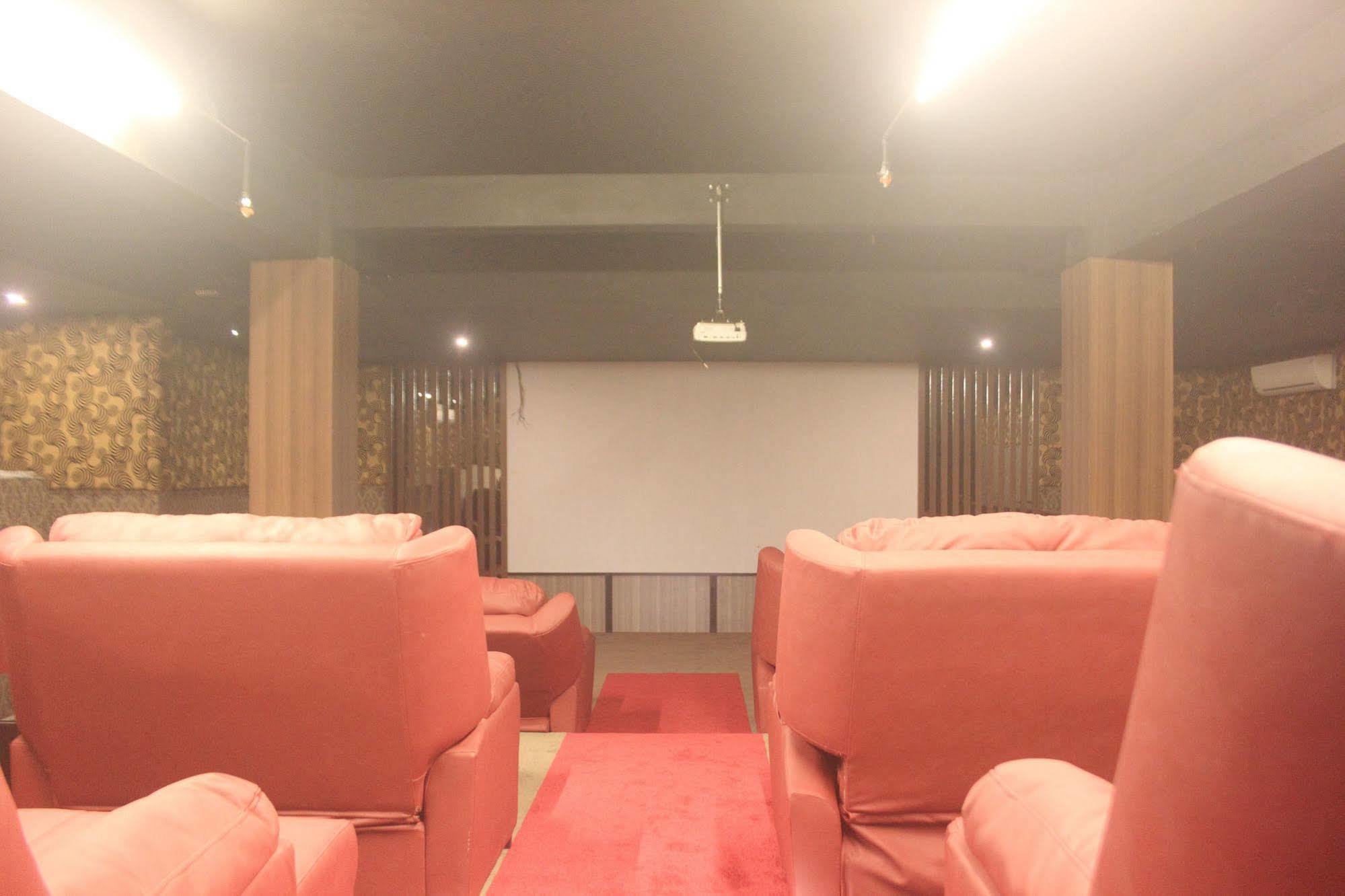 The L Hotel Entertainment Batam Exterior foto