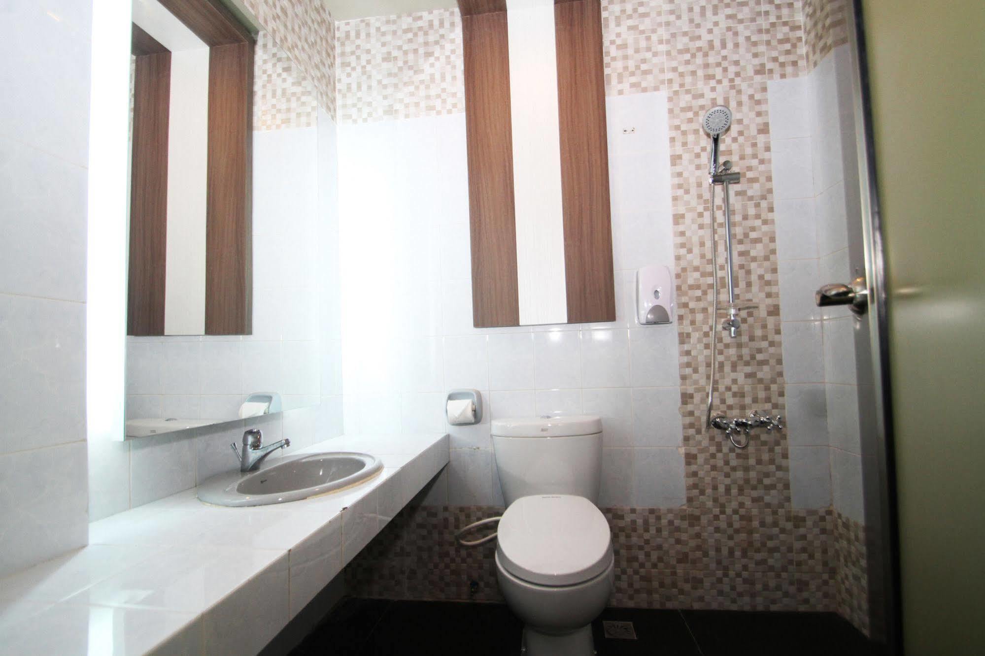 The L Hotel Entertainment Batam Exterior foto