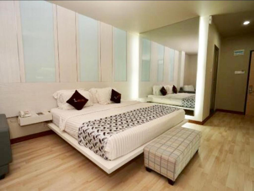 The L Hotel Entertainment Batam Exterior foto